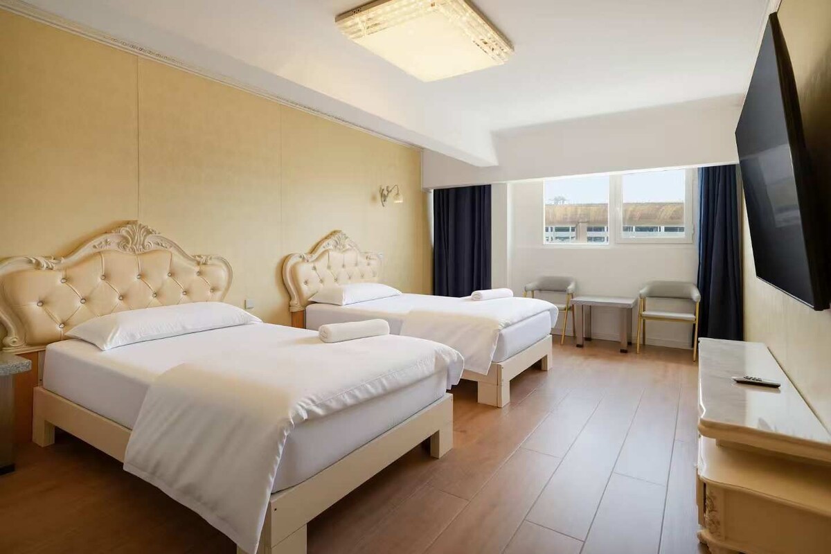 Habitación con 2 camas individuales | Escritorio y ropa de cama