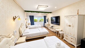 Comfort Triple Room | Desk, bed sheets - air hotel aviacion  (Manises)