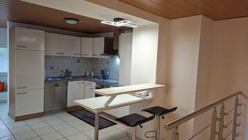 Kjøleskap, mikrobølgeovn, kokeplater og oppvaskmaskin