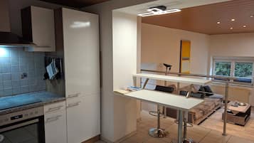 Fridge, microwave, stovetop, dishwasher