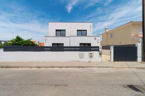 A modern two-story building with a flat roof and large windows. - Villa with a pool, near Serra da Arrábida and the beaches, Azeitão, Portugal (São Simão)