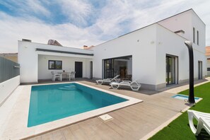 A modern house with a swimming pool, outdoor furniture, and a well-maintained lawn. - Villa with pool, near Serra da Arrábida and beaches, Azeitão Portugal (São Simão)