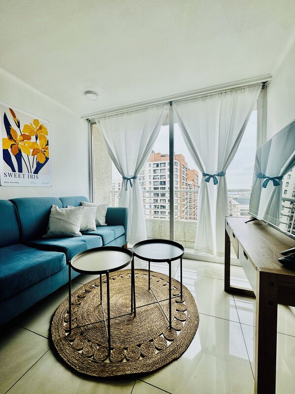 Comfort Apartment, Balcony, City View | Living area