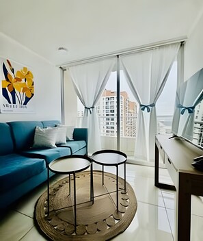City appartement | Woonruimte | Een 33-inch smart-tv met digitale zenders