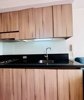 Appartement Ville | Cuisine privée | Batterie de cuisine, vaisselle et ustensiles, serviettes en papier