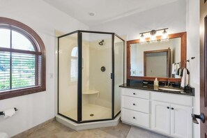 Shower, hair dryer - Waterside Villa- 2BR-2B in Cuscowilla (Eatonton)