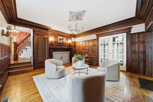 Spacious 5BR Historic Home in Downtown Marion