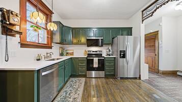 Jääkaappi, mikroaaltouuni, uuni, liesi