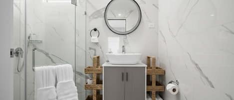 Dusche, Haartrockner, HandtĂŒcher, Shampoo