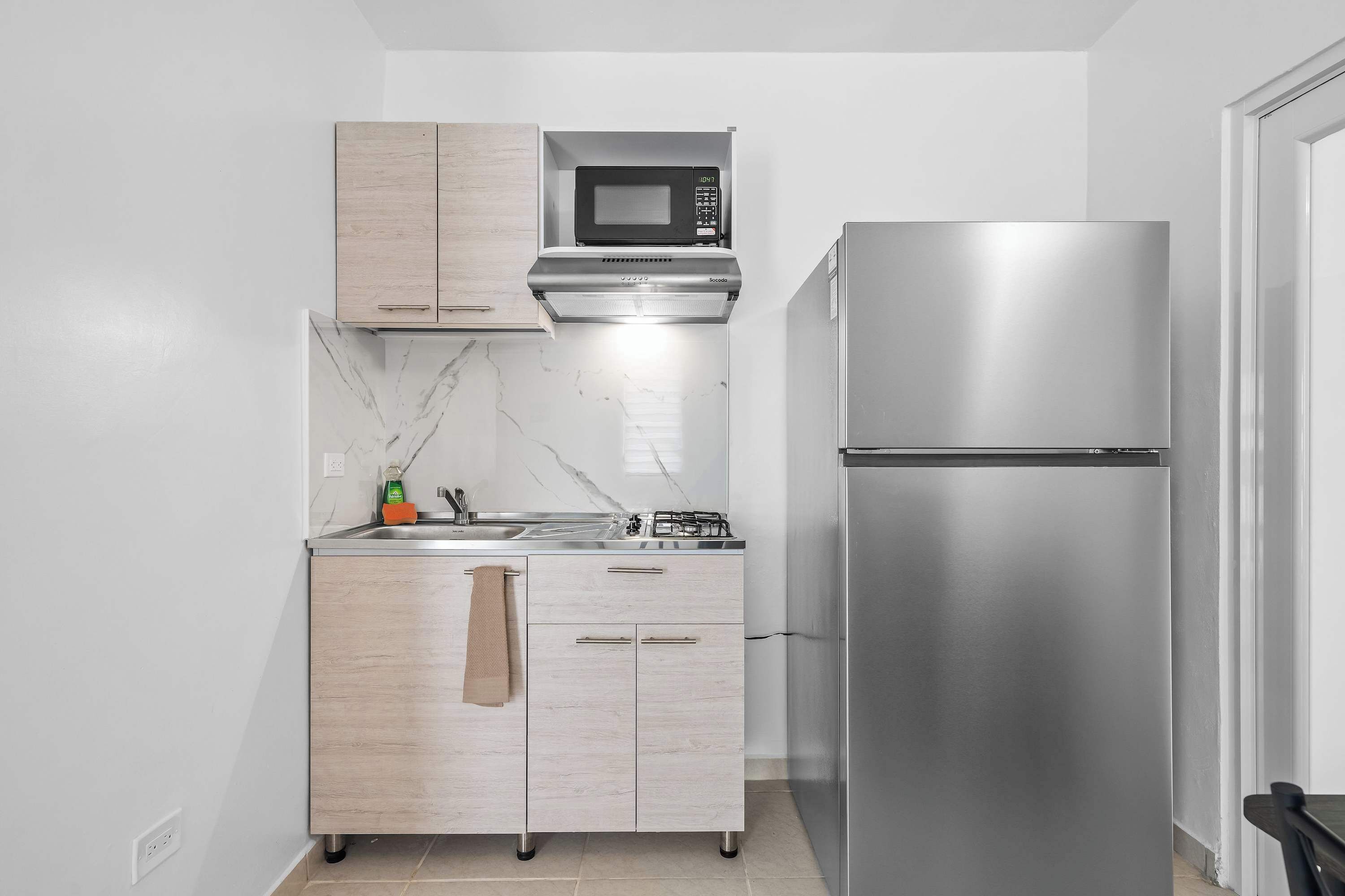 Réfrigérateur, micro-ondes, four, plaque de cuisson