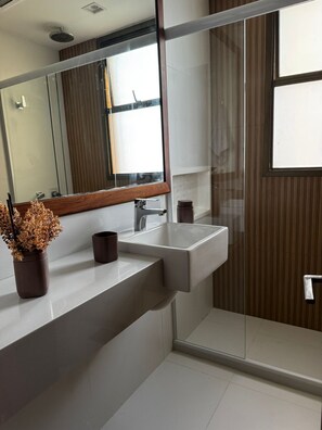 Shower, hair dryer, towels, soap - Oceanfront 2-Bedroom Apartment in Barra da Tijuca (Rio de Janeiro)