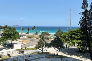 Sun-loungers, beach towels - Oceanfront 2-Bedroom Apartment in Barra da Tijuca (Rio de Janeiro)