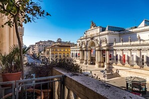 Un edificio histórico con arquitectura clásica, que presenta columnas y estatuas.