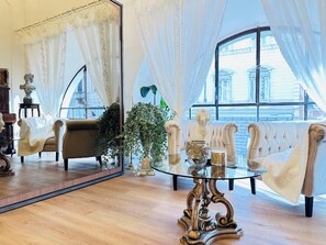 Smart TV, books - Elegant 3-bedroom apartment with a bathtub and a charming view of Rome (Roma)