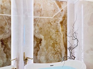 Shower, jetted bath, hair dryer, bidet - Elegant 3-bedroom apartment with a bathtub and a charming view of Rome (Roma)