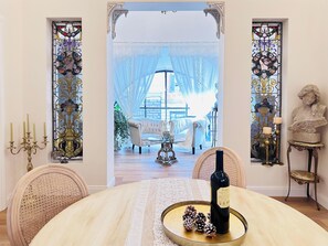 Dining - Elegant 3-bedroom apartment with a bathtub and a charming view of Rome (Roma)