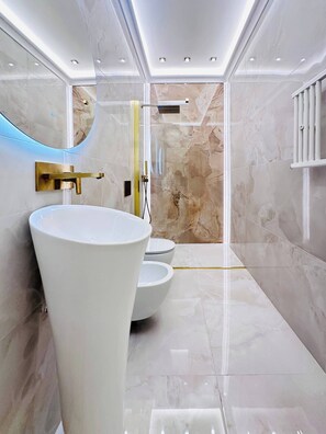 Shower, jetted bath, hair dryer, bidet - Elegant 3-bedroom apartment with a bathtub and a charming view of Rome (Roma)