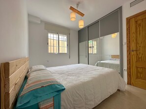3 bedrooms, bed sheets - 100m from Beach | Home Office & Winter Sun | Townhouse with Parking (Los Nietos)