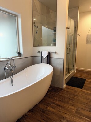 Hair dryer, bidet, towels, soap - Winter Magic & Summer Golf Getaway (Williams)