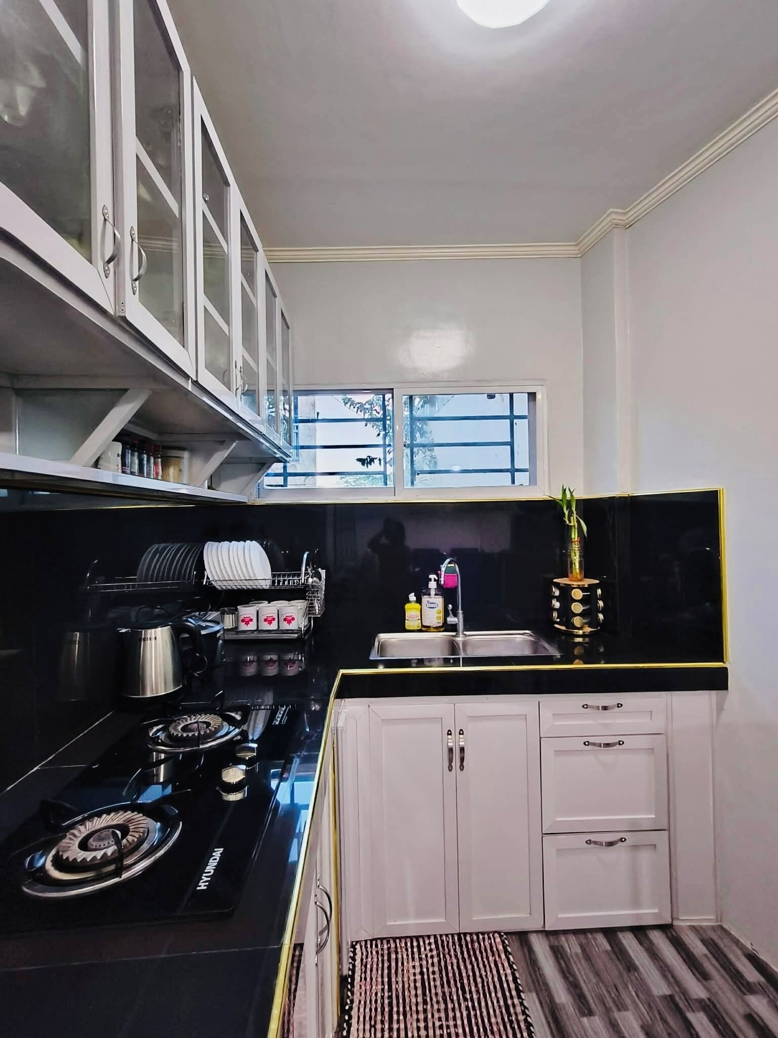 Refrigerador, microondas, parrilla de estufa y tetera eléctrica 