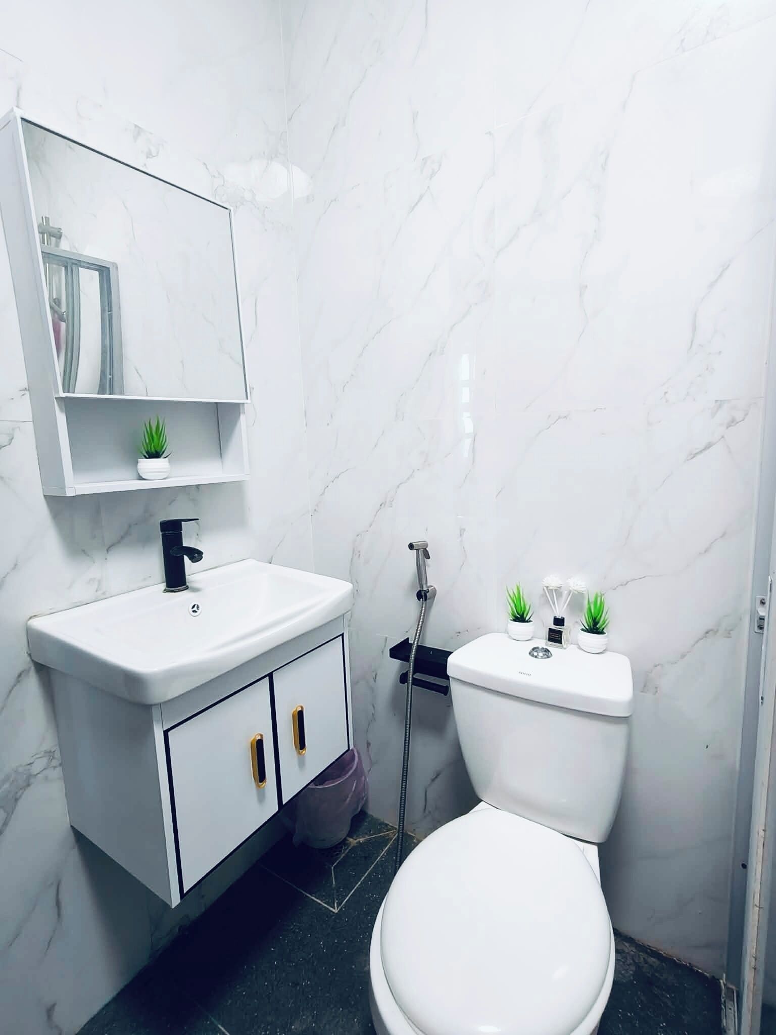 Doccia, bidet, asciugamani, sapone