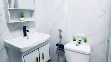 Doccia, bidet, asciugamani, sapone