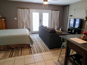 1 bedroom, iron/ironing board, WiFi, bed sheets - Travel nurse/digital nomad
Clean, safe, newly renovated apartment with parking (Austin)