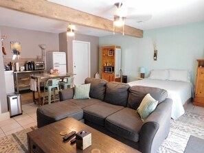 TV - Travel nurse/digital nomad
Clean, safe, newly renovated apartment with parking (Austin)