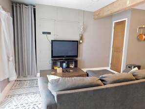 TV - Travel nurse/digital nomad
Clean, safe, newly renovated apartment with parking (Austin)