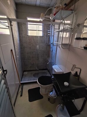 Shower, towels, soap, toilet paper - Cozy little corner.  Monte Alto / Arraial do Cabo. We accept pets in Rio de Janeiro! (Arraial do Cabo)