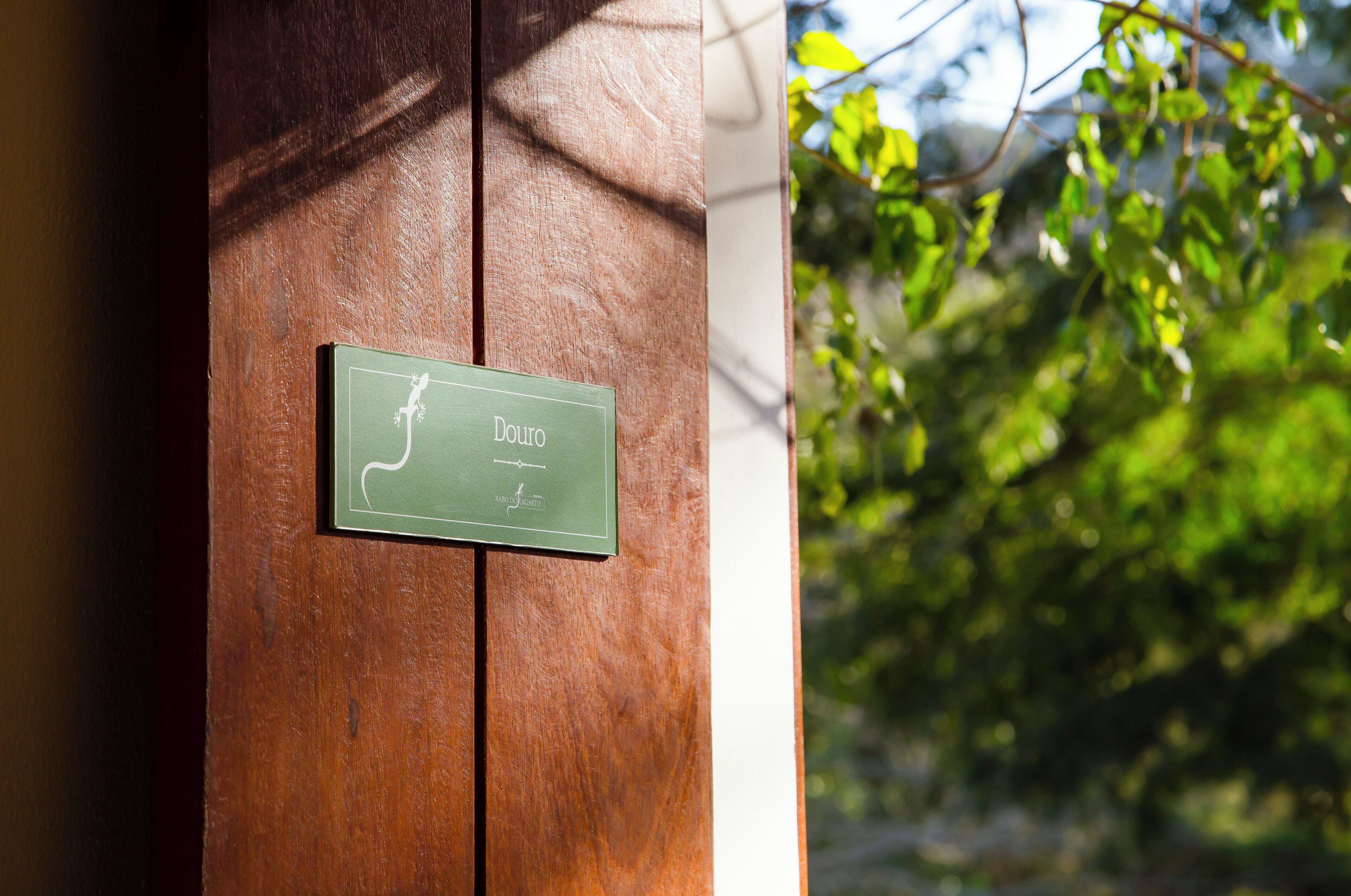 Una porta di legno con una targa che riporta la scritta 'Douro'.