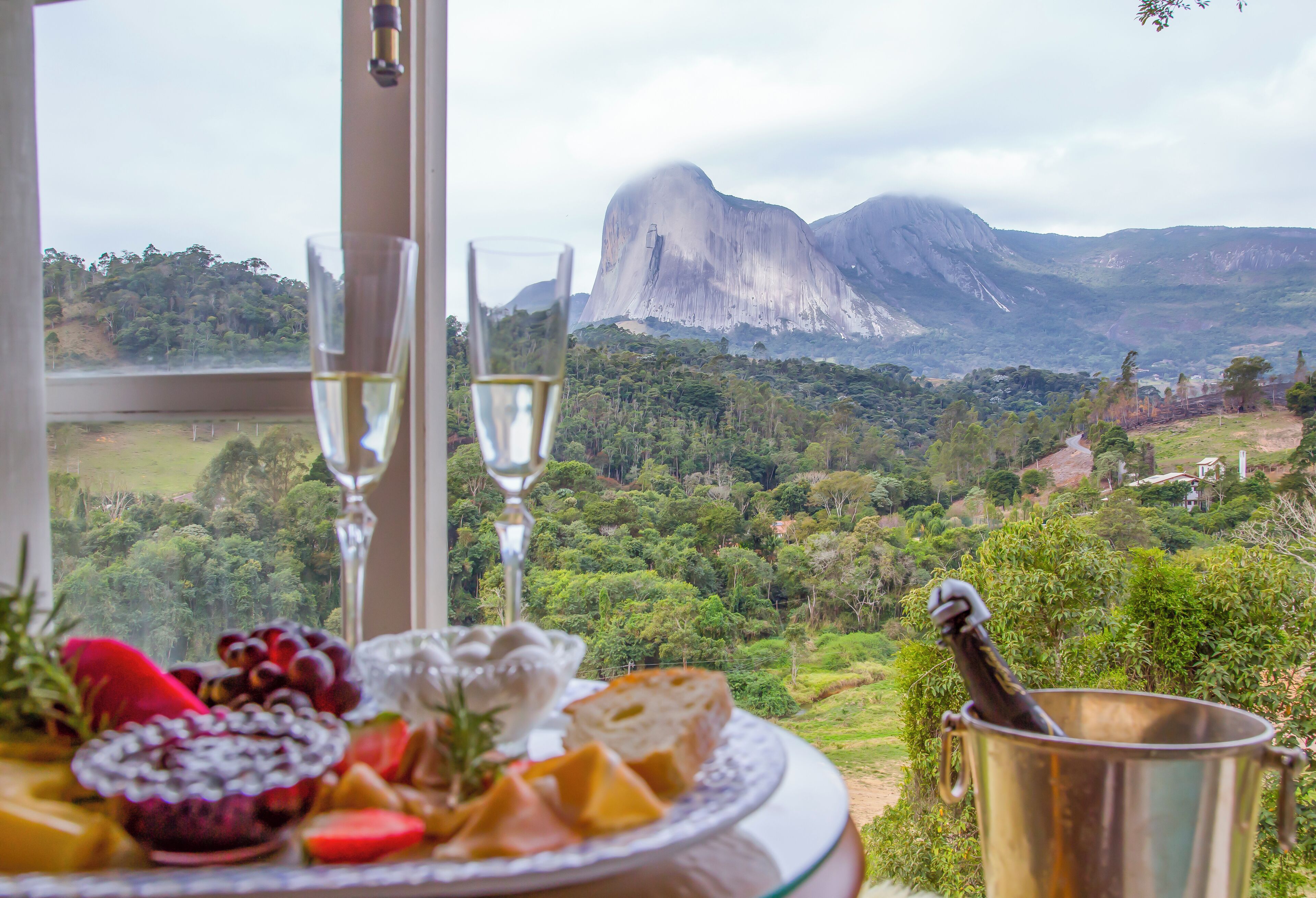 Suite Premium, vistas a la montaña | Zona de estar | Una televisión