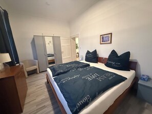 3 bedrooms, iron/ironing board, travel cot, free WiFi - Cozy vacation & mechanic's apartment between Harz, Wolfenbüttel & Braunschweig (Börßum)