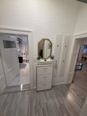 Haartrockner, Handtücher, Seife, Toilettenpapier