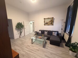 Smart TV - Cozy vacation & mechanic's apartment between Harz, Wolfenbüttel & Braunschweig (Börßum)