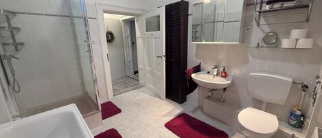 ヘアドライヤー、タオル、石鹸、トイレットペーパー