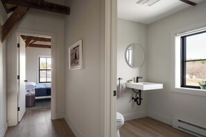 Shower, hair dryer, shampoo - Osprey at The Mill-1 (Westport)