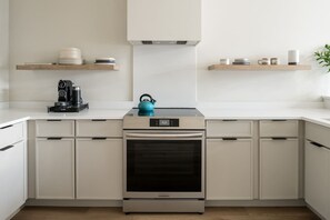 Een koelkast, een oven, een kookplaat, een vaatwasser