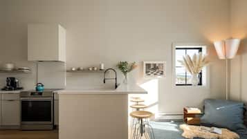 Kjøleskap, ovn, kokeplater og oppvaskmaskin