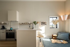 Frigorífico, horno, placa de cocina y lavavajillas