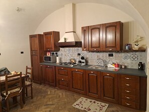 Private kitchen - Mountain Living Experience in the historic center of Oulx, authentic alpine style (Oulx)