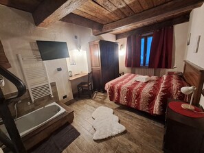 1 bedroom, iron/ironing board, WiFi, bed sheets - Mountain Living Experience in the historic center of Oulx, authentic alpine style (Oulx)