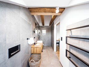 Shower, hair dryer, towels, soap - A Unique apartment in Tiefenbach (Östringen)