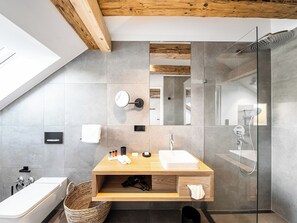 Shower, hair dryer, towels, soap - A Unique apartment in Tiefenbach (Östringen)
