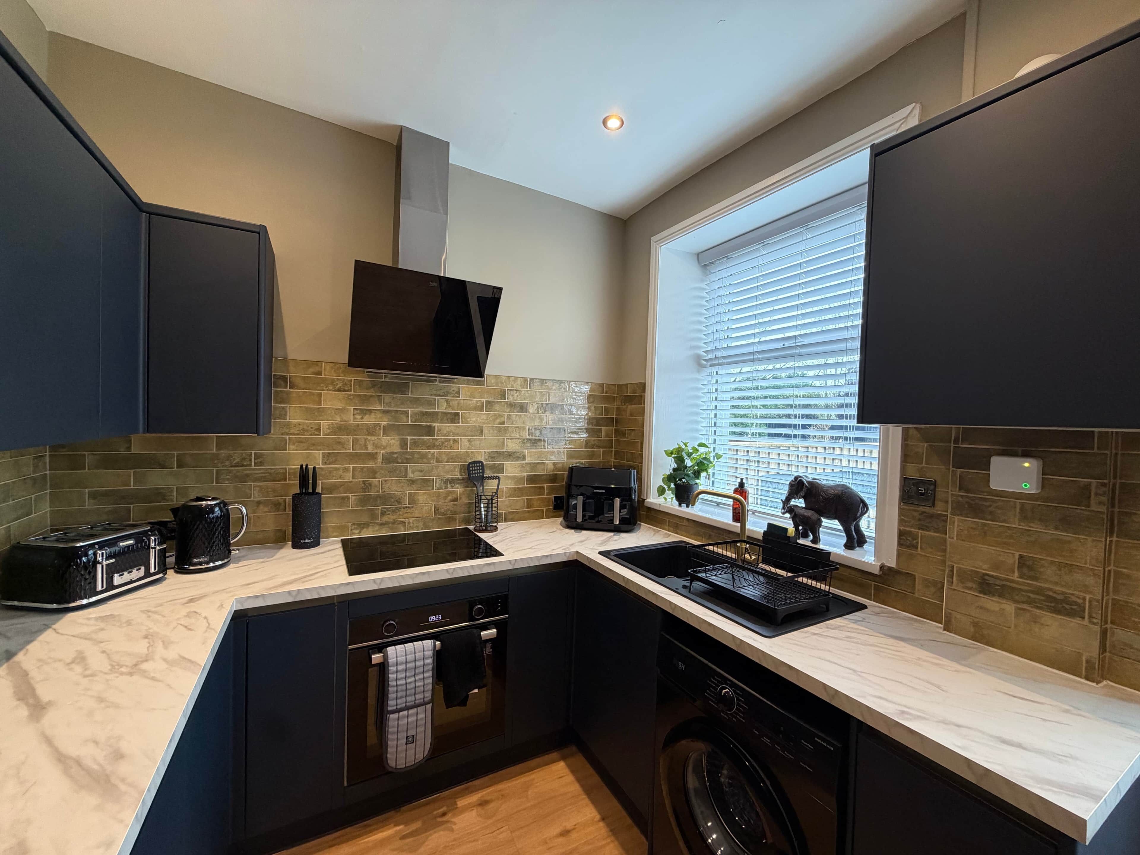 Kylskåp, mikrovågsugn, ugn och spishäll