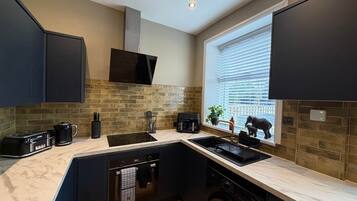 Kylskåp, mikrovågsugn, ugn och spishäll