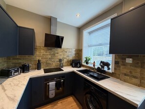 Jääkaappi, mikroaaltouuni, uuni, liesi