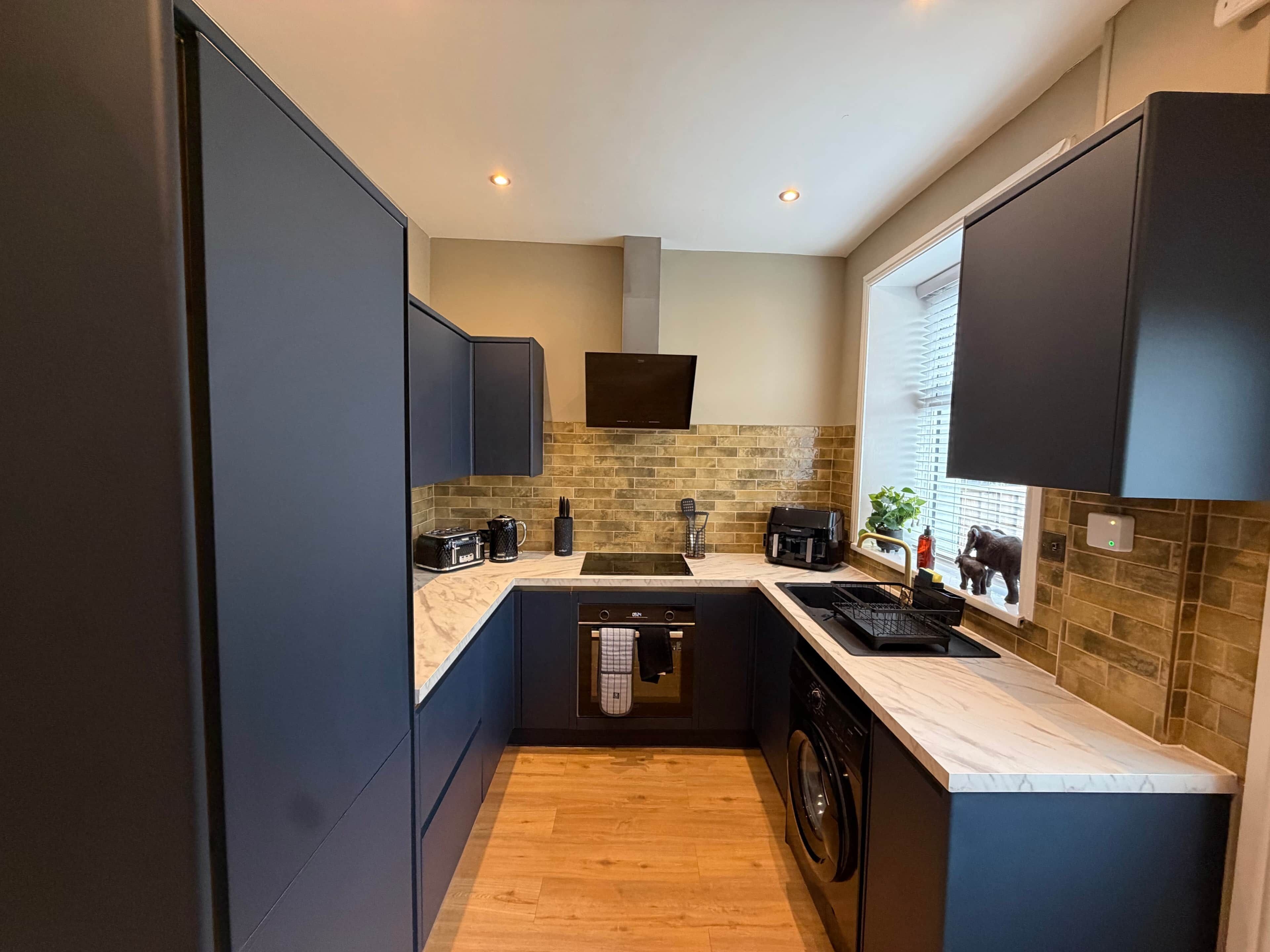 Jääkaappi, mikroaaltouuni, uuni, liesi