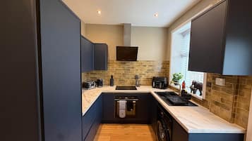 Jääkaappi, mikroaaltouuni, uuni, liesi