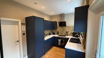 Kylskåp, mikrovågsugn, ugn och spishäll